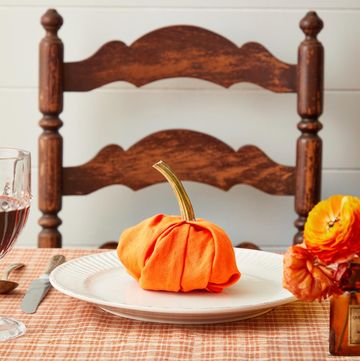 pumpkin napkin sits on a plat4e