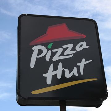 pizza hut to close 300 locations after big franchisee goes bankrupt